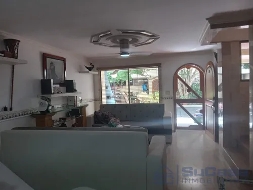 Casa De Tres Niveles Con Excelente Ubicación Cod. 13695