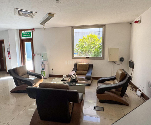 Venta De Local Con Gran Terreno De 10.233 M2 Frente A La Rambla Portuaria De Montevideo