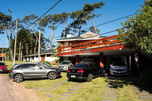 Venta De Lujosa Casa En Playa Mansa, Punta Del Este