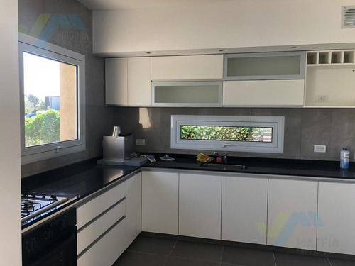 Casa Con Pileta De Construccion Tradicional - San Ramon Pilar Del Este
