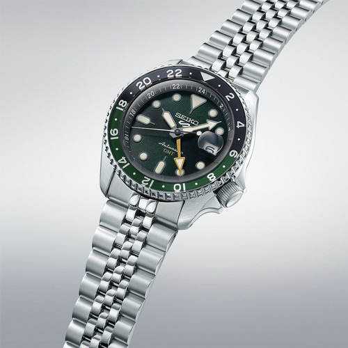 Reloj Seiko 5 Sports Automático Gmt Ssk035 K1 Malla Plateado Bisel Negro Y Verde Fondo Verde Oscuro