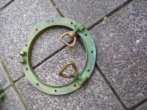 Imagen 2 de 4 de Claraboya, Trasera ,par Orejas De Bronce,muy Antigua.