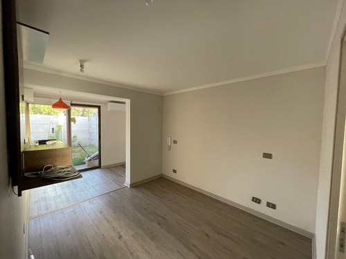 Moderna Casa Mediterranea En Condominio Seguro