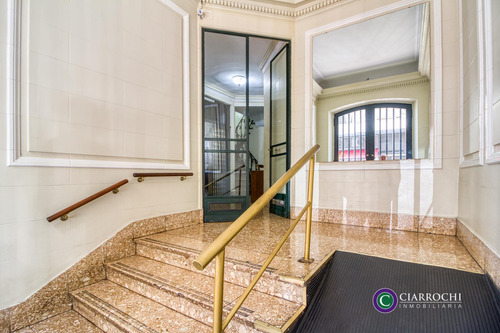 Piso De Categoría En Edificio Estilo Francés - Recoleta