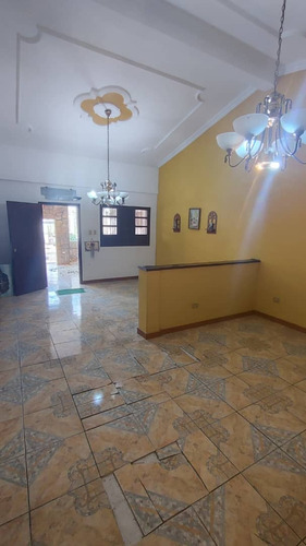 Casa En Trigal Sur, Valencia, De 2 Niveles, Para Remodelar. Gg.p