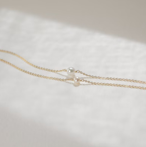 Imagen 2 de 5 de Cadenita En Acero Con Dije En Perla. Más Regalo (topos)