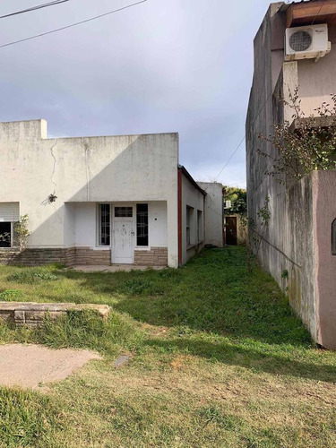 Casa En Venta - 2 Dormitorios 1 Baño 1 Cochera - 130mts2 - Mechita