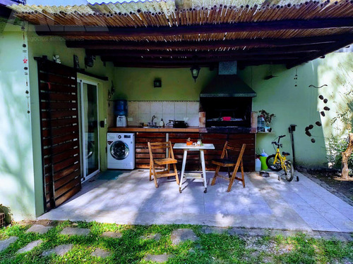 Moderna Propiedad De 3 Ambientes En Villa Udaondo Con Espacioso Parque