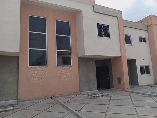 Town House En Venta En Res. Villa Serena Obra Blanca A Estrenar San Diego Con Financiamiento C-6996 