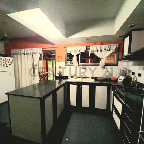 Venta Casa 5 Ambientes - Padua Centro - Con Parque Y Pileta