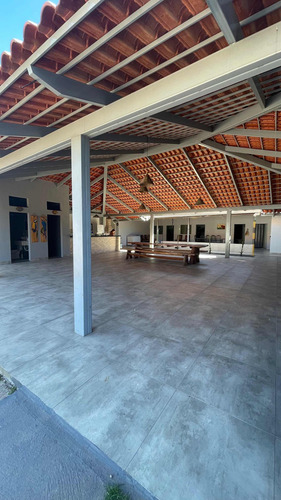 Casa 3 Suítes E 2 Quartos , 2 Banheiros Externos No Galpão!