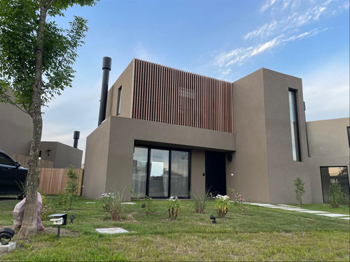 Casa Amueblada De 3 Dormitorios En Alquiler