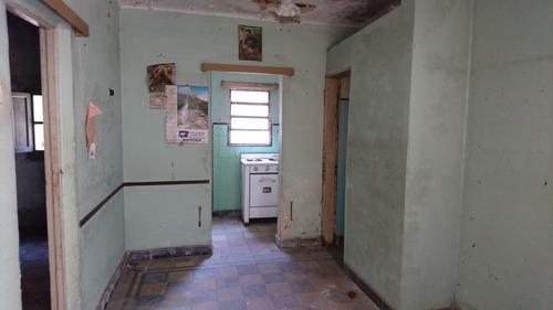Casa De Pasillo A Reciclar En Venta En Terreno De 94m2
