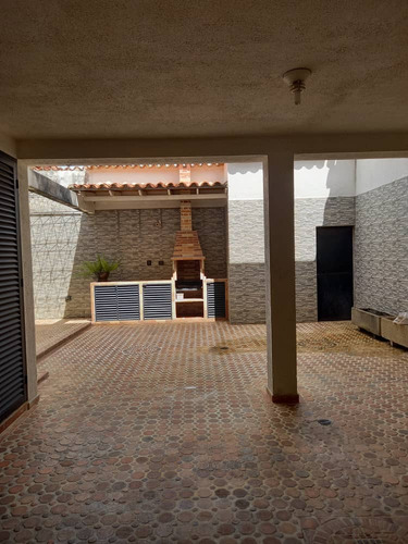 En Venta Casa 214m2 3h/4b/5p. Guatire.
