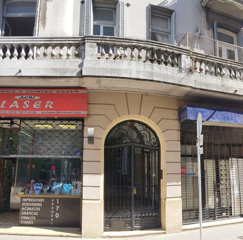 Imagen 2 de 30 de Uruguay Al 100. Semipiso. 3 Ambientes. 2 Dormitorios. Superficie 60 M2. Piso 2. Al Frente A La Calle. Balcón. Detalles De Categoría. Pisos De Roble De Eslavonia Con Guardas En Recepción Y Dormitorios.