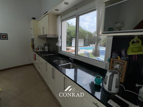 Valle Escondido - Exclusiva Casa En Venta De 4 Dormitorios Con Pileta - Córdoba