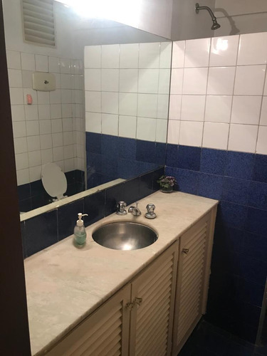 Venta Oficina Sobre Calle Guayabos Cordón Montevideo