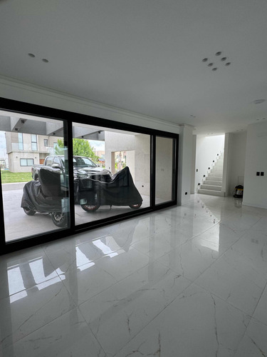 Casa En Venta En Lagoon Pilar (5 Dormitorios, 6 Baños)