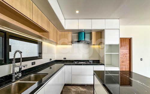 Casa En Venta En Mérida En Privada Soluna, Temozón Norte
