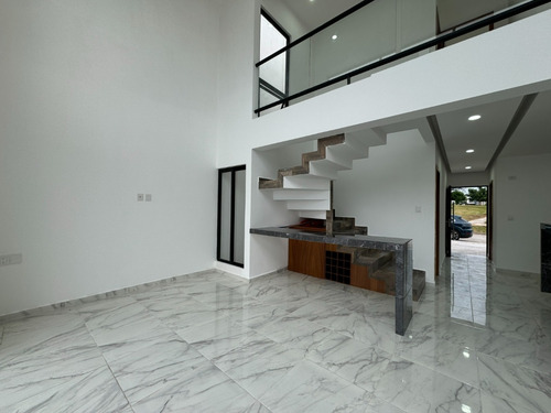 Casa En Venta Con Hab. En P. B, Fracc. Lomas Del Dorado.
