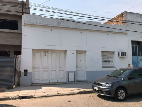 Casa Céntrica En Rivadavia 1266