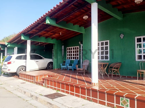 En Venta Amplia Casa En El Protar De Los Robles