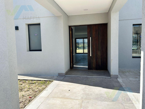 Casa En Venta 5 Amb En Altos De Campo Grande