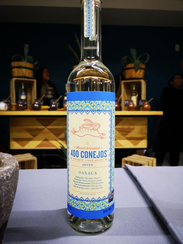 Imagen 2 de 2 de Mezcal 400 Conejos Joven Espadin 750 Ml