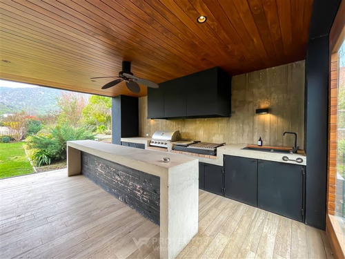 Casa Moderna En Venta De 7 Dorm. En Colina