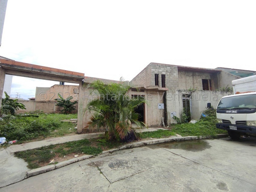 Casa En Venta En Urb. La Ciudadela, Maracay. 23-31904. Lln