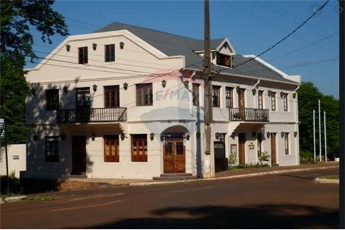 Vendo Hotel Con Amplio Terreno En Hohenau: 10 Habitaciones Y 11 Baños.