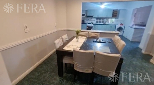 Venta De Casa De 4 Ambientes Con Cochera Y Fondo Libre En Wilde