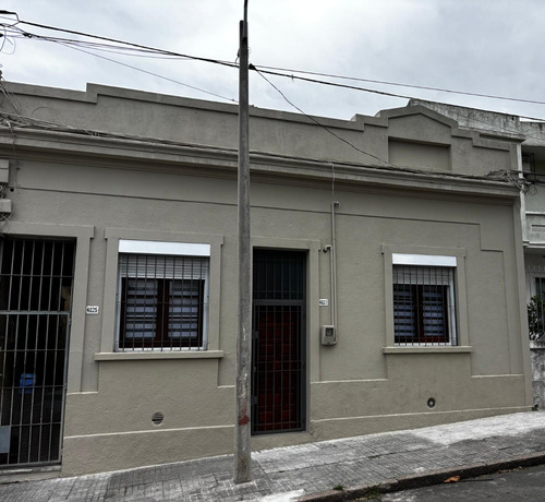 Oportunidad! Vendo Casa Ph Al Frente Totalmente Independiente, Reciclada De 3 Dormitorios, Lavadero Y Amplia Terraza En Azotea, A Pocas Cuadras De Nuevo Centro Shopping.