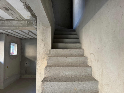 Excelente Sobrado Triplex No Centro De Balneário Camboriú Próximo À Praia Central. Viabilidade Comercial E Residencial. Fase Final De Acabamento. Negocia Entrada E Parcelamento. Venha Visitar.
