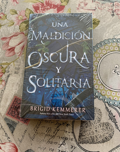 Una Maldición Oscura Y Solitaria Libro