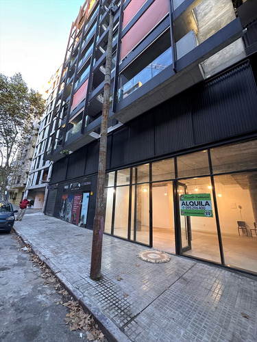 Local Vidrieras Al Frente En Centro Con Aa, Baño Y Cocina