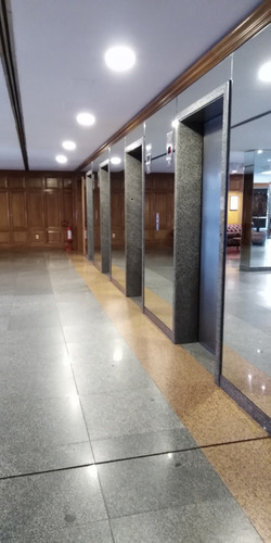 Importante Edificio De Oficinas Frente A Pza. Independencia