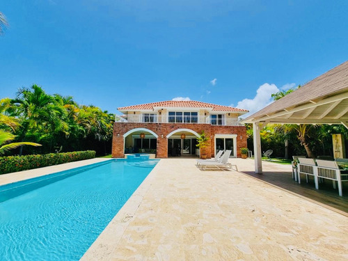 Encantadora Villa De 5 Dormitorios En Venta Con Acceso A Playa Privada Y Campo De Golf, Cocotal. República Dominicana