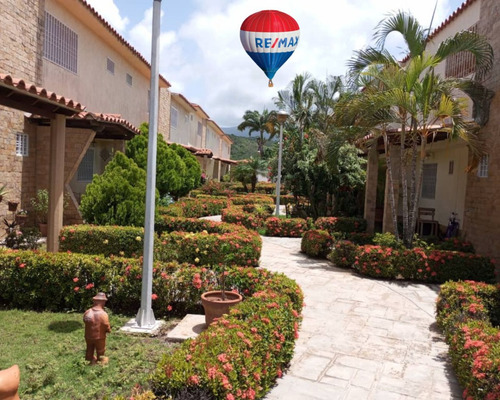 Townhouse En Conjunto Residencial Villas De Nuevo Mundo, Los Robles, Isla De Margarita