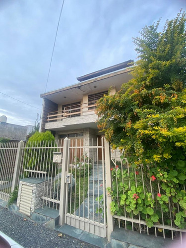 Venta Chalet 4 Amb Con Dependencia, 2 Cocheras, Quincho, En Caseros Zona Centrica