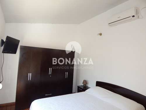 Casa En Alquiler, Piriápolis. 4 Cuadras De La Playa Y Rambla. 2 Dormitorios 2 Baños. Gran Parrillero Techado. Wifi, Aire Acondicionado, Alarma Tv Cable