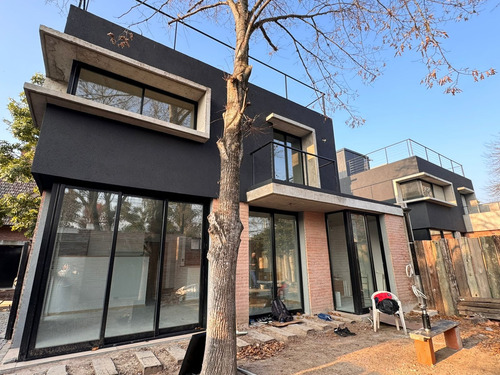 Venta Casa En Barrio Con Porton Los Erales