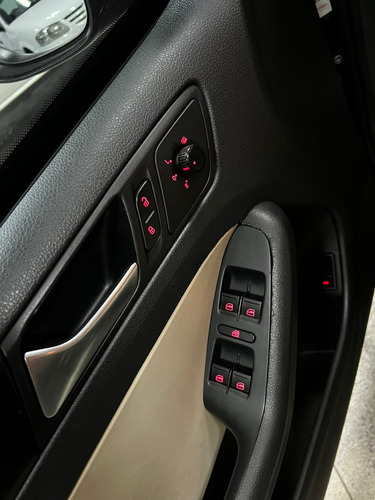 Volkswagen Jetta 2.0 Comfortline Flex 4p Automática