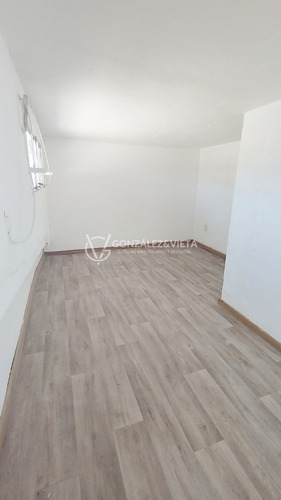 Cómodo Apartamento De Un Dormitorio Con Entrepiso Funcional En Brazo Oriental.-