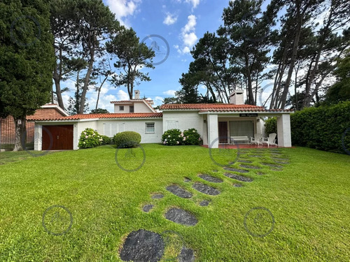 Gran Casa Estilo Tradicional De 4 Dormitorios En Alquiler En Playa Mansa