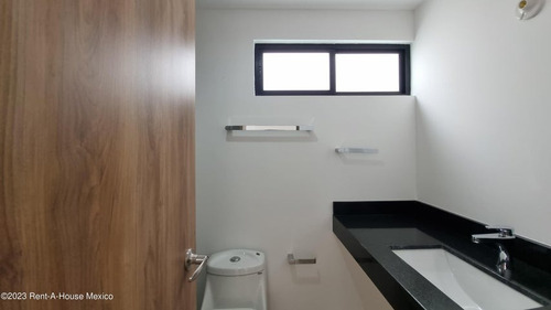 Casa En Venta En El Refugio Querétaro. Sr