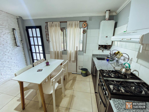 Casa En Venta - 2 Dormitorios 1 Baño - 95mts2 - Abasto, La Plata