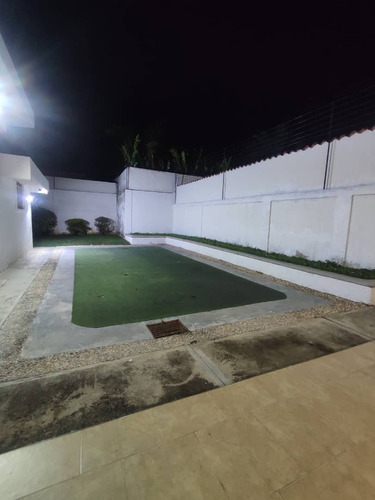 Johana Lazaro Venta Quinta En La Urb. Guaparo De Un Nivel. Para Remodelar Con Calle Privada Y Vigilancia. 800 Mtrs De Terreno **solo Clientes**