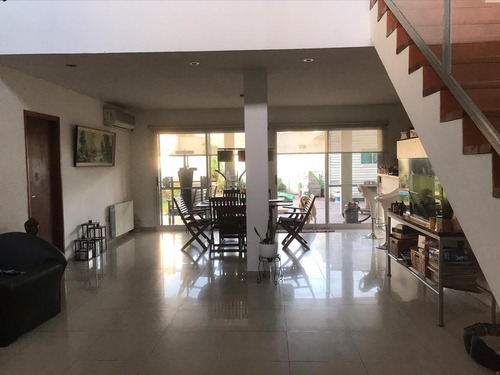 Casa En Venta - 3 Dormitorios 2 Baños 1 Pileta 1 Cochera - 230mts2 - Los Hornos