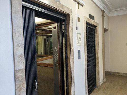 Oficina En Venta - Piso Alto Con Luz Natural En Av De Mayo